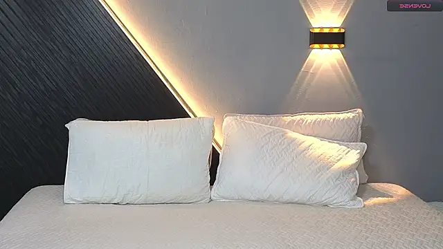 Snapshot of Laia_and_Aloby chatting on 02.19.26 Laia and Aloby online show from 02.19.26