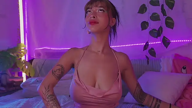 Snapshot of Kitty_arts chatting on 01.11.25 Kitty arts online show from 01.11.25