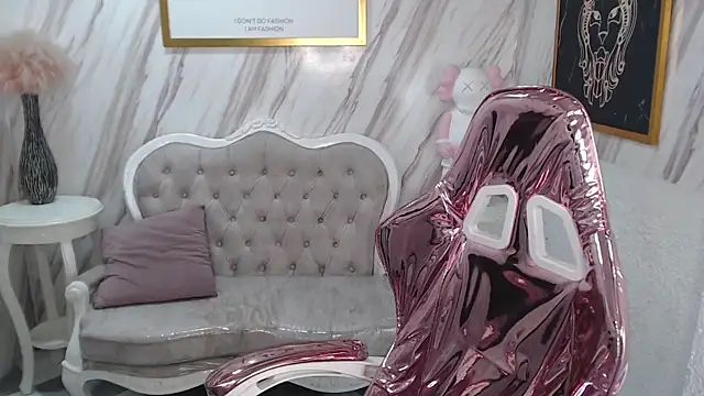 Snapshot of Violeth_b chatting on 02.15.25 Violeth b online show from 02.15.25