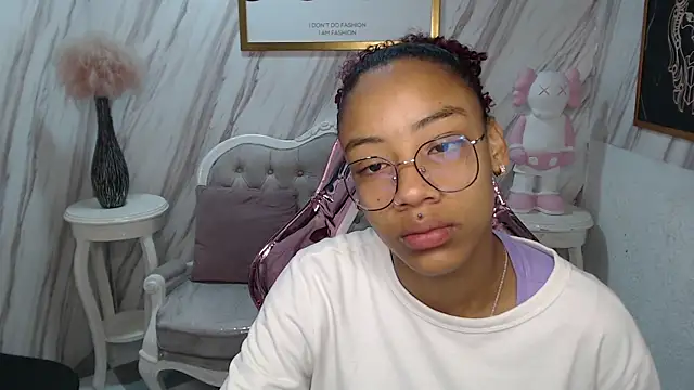 Snapshot of Violeth_b chatting on 02.18.25 Violeth b online show from 02.18.25