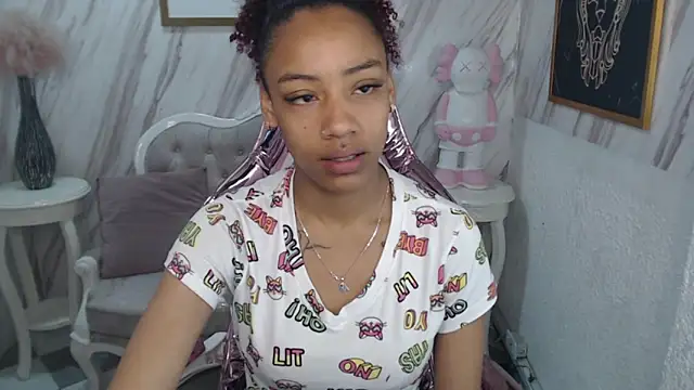 Snapshot of Violeth_b chatting on 02.21.25 Violeth b online show from 02.21.25