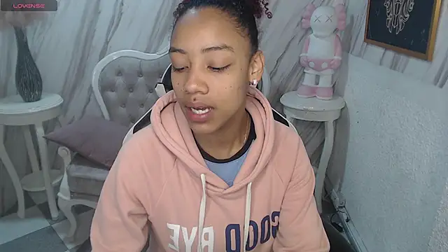 Snapshot of Violeth_b chatting on 03.14.25 Violeth b online show from 03.14.25