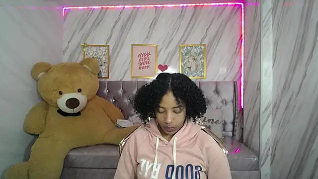 Snapshot of Violeth_b chatting on 09.19.25 Violeth b online show from 09.19.25