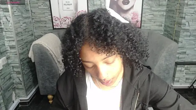 Snapshot of Violeth_b chatting on 09.22.25 Violeth b online show from 09.22.25