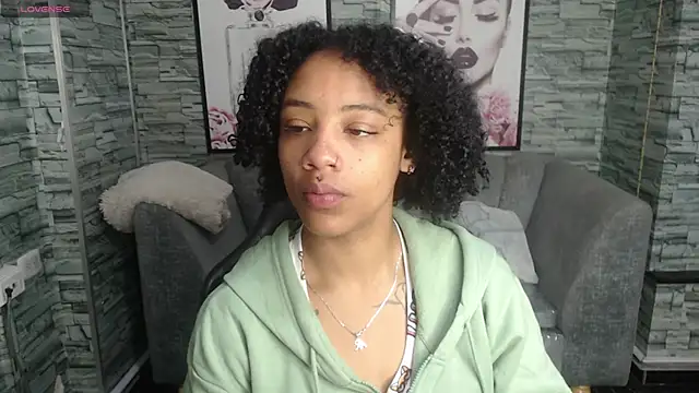 Snapshot of Violeth_b chatting on 09.23.25 Violeth b online show from 09.23.25