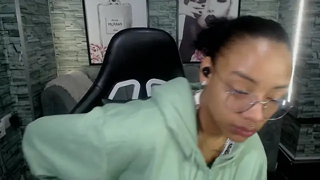 Snapshot of Violeth_b chatting on 09.27.25 Violeth b online show from 09.27.25