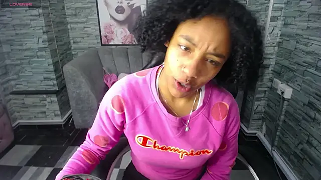 Snapshot of Violeth_b chatting on 10.02.25 Violeth b online show from 10.02.25