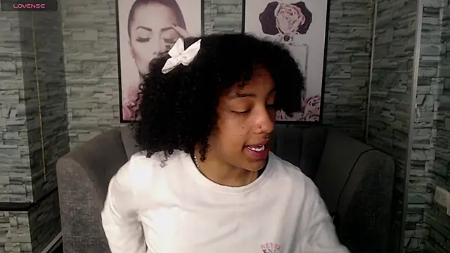 Snapshot of Violeth_b chatting on 10.03.25 Violeth b online show from 10.03.25