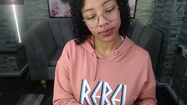 Snapshot of Violeth_b chatting on 10.06.25 Violeth b online show from 10.06.25