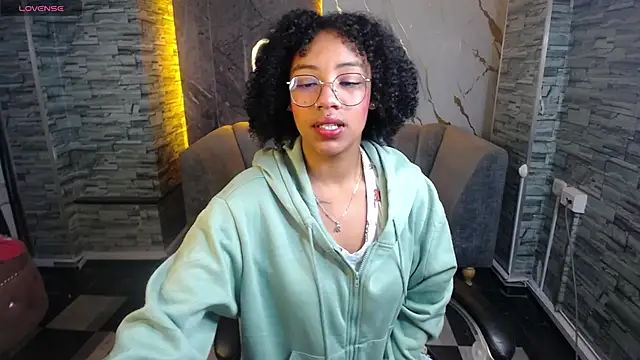 Snapshot of Violeth_b chatting on 10.09.25 Violeth b online show from 10.09.25