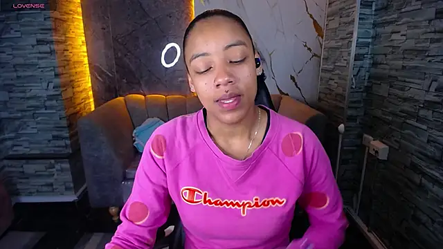 Snapshot of Violeth_b chatting on 10.11.25 Violeth b online show from 10.11.25