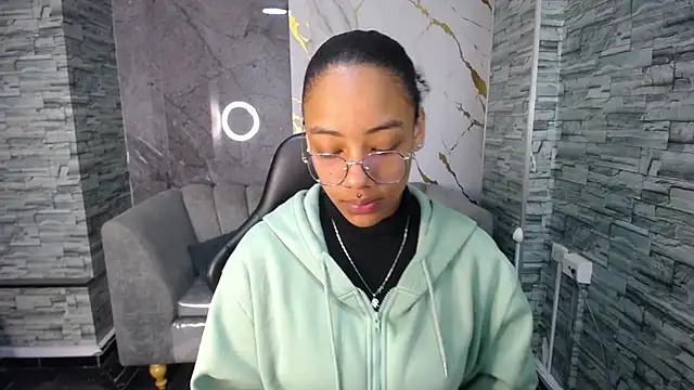 Snapshot of Violeth_b chatting on 10.13.25 Violeth b online show from 10.13.25