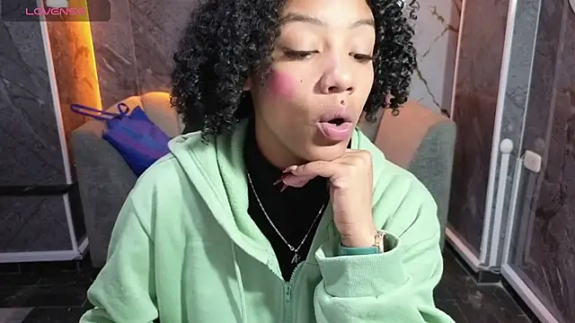 Snapshot of Violeth_b chatting on 10.22.25 Violeth b online show from 10.22.25