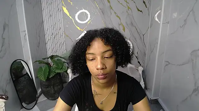 Snapshot of Violeth_b chatting on 10.24.25 Violeth b online show from 10.24.25