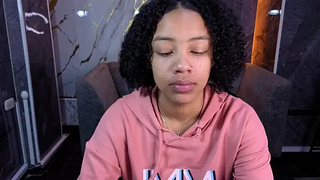 Snapshot of Violeth_b chatting on 10.28.25 Violeth b online show from 10.28.25