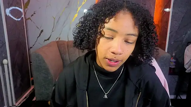 Snapshot of Violeth_b chatting on 11.13.25 Violeth b online show from 11.13.25