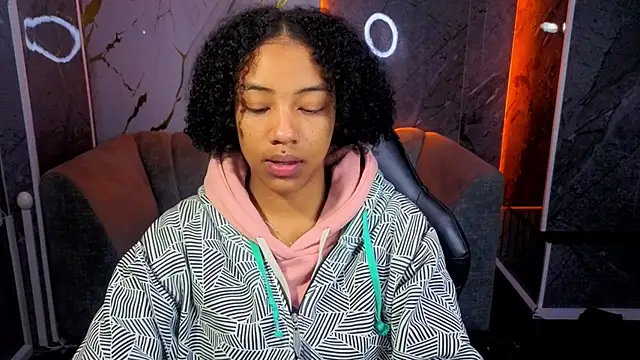 Snapshot of Violeth_b chatting on 11.17.25 Violeth b online show from 11.17.25