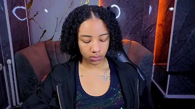 Snapshot of Violeth_b chatting on 11.18.25 Violeth b online show from 11.18.25