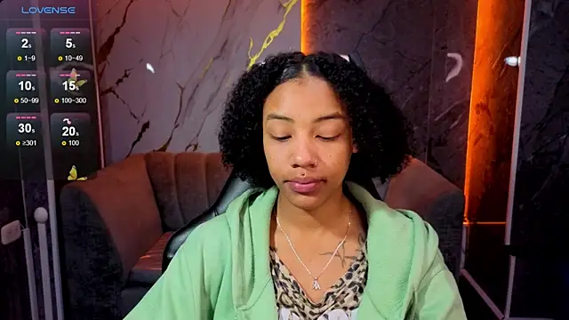 Snapshot of Violeth_b chatting on 11.19.25 Violeth b online show from 11.19.25