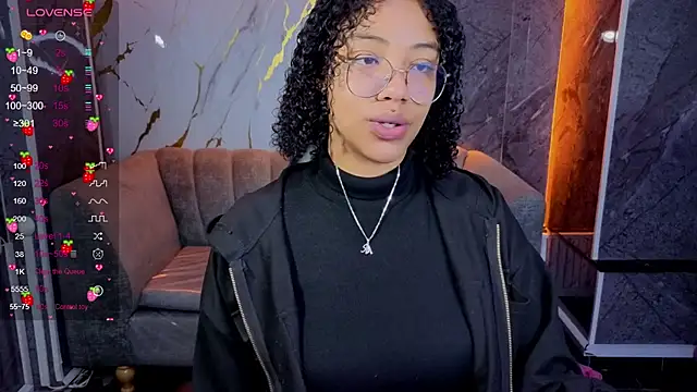 Snapshot of Violeth_b chatting on 11.20.25 Violeth b online show from 11.20.25