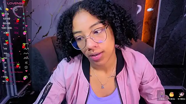 Snapshot of Violeth_b chatting on 11.21.25 Violeth b online show from 11.21.25