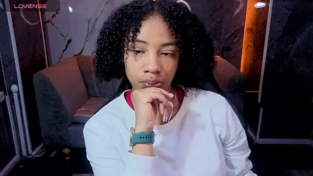 Snapshot of Violeth_b chatting on 11.28.25 Violeth b online show from 11.28.25