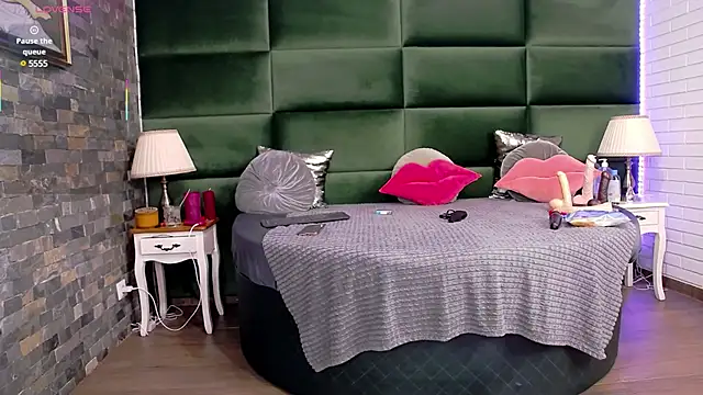 Snapshot of SelenSummer chatting on 02.09.25 SelenSummer online show from 02.09.25