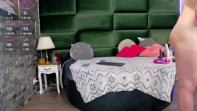 Snapshot of SelenSummer chatting on 02.21.25 SelenSummer online show from 02.21.25