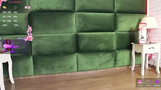 Snapshot of SelenSummer chatting on 10.10.25 SelenSummer online show from 10.10.25