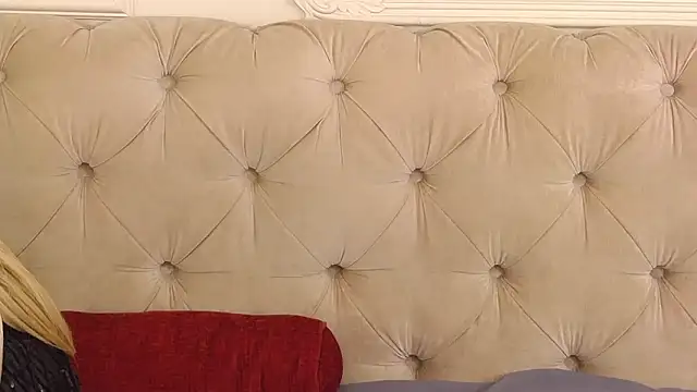 Snapshot of SarahLynz chatting on 02.11.25 SarahLynz online show from 02.11.25