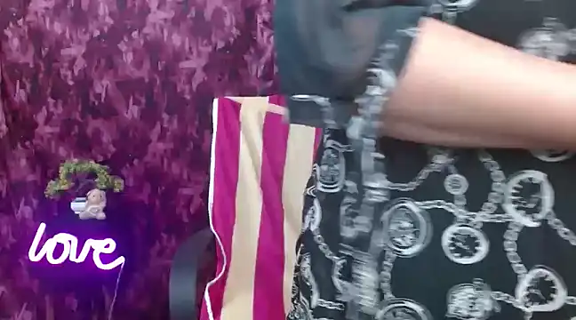 Snapshot of Naughty_Ayesha1 chatting on 12.28.24 Naughty Ayesha1 online show from 12.28.24