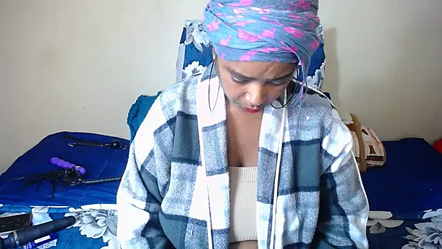 Snapshot of 2Sweetysmile chatting on 10.28.25 2Sweetysmile online show from 10.28.25