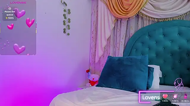 Snapshot of saskia_secret chatting on 03.18.25 saskia secret online show from 03.18.25