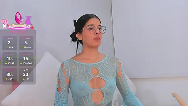 Isaa Queen online show from 12.21.25