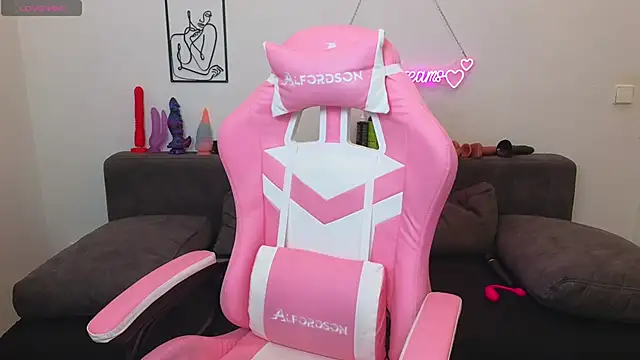 Snapshot of Milas_Dreams chatting on 10.16.25 Milas Dreams online show from 10.16.25