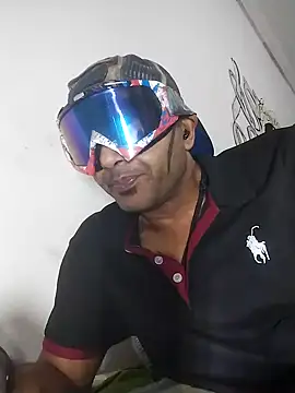 Snapshot of Daretodeviate chatting on 10.18.25 Daretodeviate online show from 10.18.25