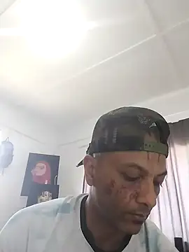 Snapshot of Daretodeviate chatting on 12.04.25 Daretodeviate online show from 12.04.25