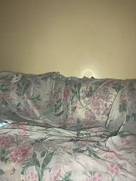 Snapshot of Layla-daloua chatting on 12.21.24 Layla-daloua online show from 12.21.24