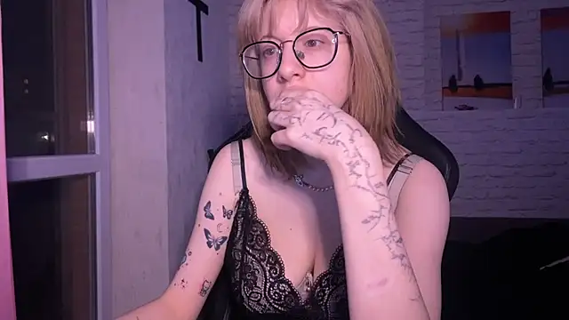 moundliicht1 online show from 02.28.25