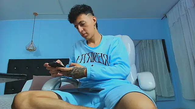 Snapshot of Lobo_17_ chatting on 02.12.25 Lobo 17 online show from 02.12.25