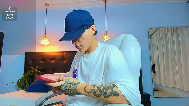 Snapshot of Lobo_17_ chatting on 03.08.25 Lobo 17 online show from 03.08.25