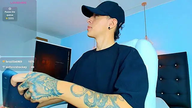 Snapshot of Lobo_17_ chatting on 09.25.25 Lobo 17 online show from 09.25.25