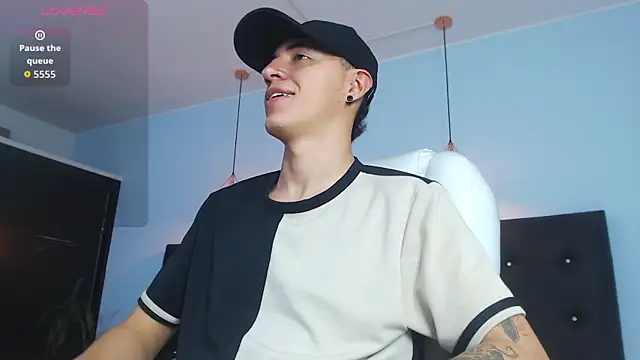 Snapshot of Lobo_17_ chatting on 10.17.25 Lobo 17 online show from 10.17.25