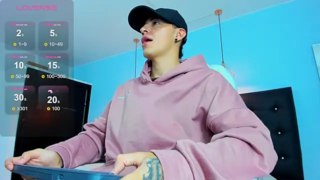 Snapshot of Lobo_17_ chatting on 11.02.25 Lobo 17 online show from 11.02.25