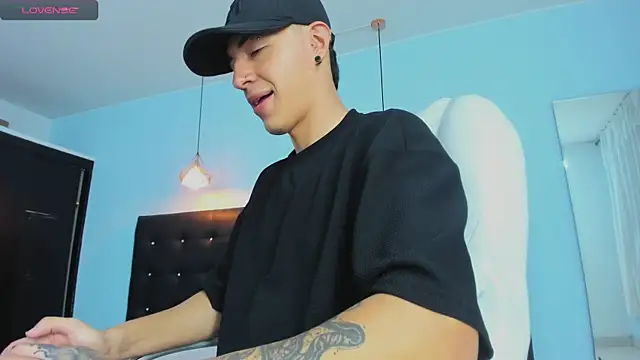 Snapshot of Lobo_17_ chatting on 11.15.25 Lobo 17 online show from 11.15.25