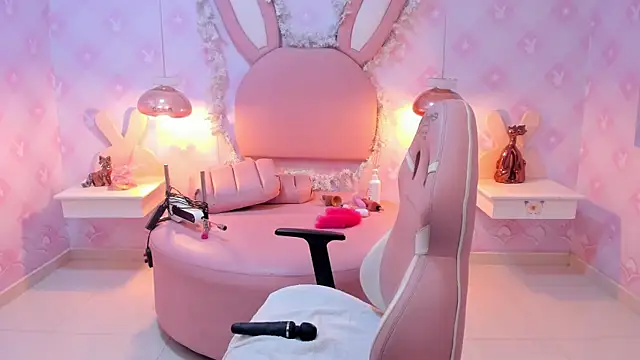 Snapshot of Saraa_Skinny chatting on 12.21.24 Saraa Skinny online show from 12.21.24