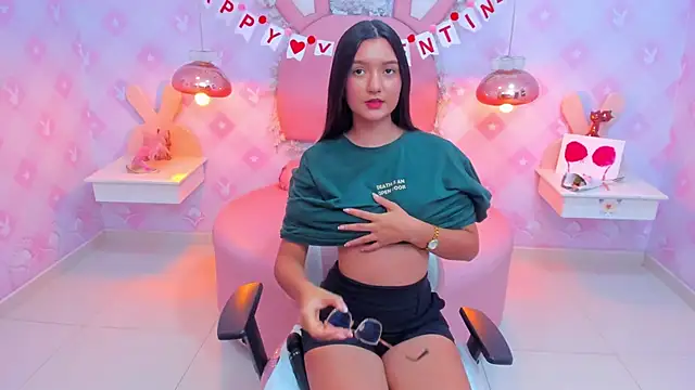 Snapshot of Saraa_Skinny chatting on 02.16.25 Saraa Skinny online show from 02.16.25