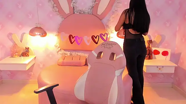 Snapshot of Saraa_Skinny chatting on 03.08.25 Saraa Skinny online show from 03.08.25