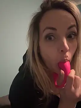 Snapshot of Annelibre chatting on 01.28.25 Annelibre online show from 01.28.25