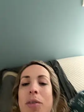 Snapshot of Annelibre chatting on 03.22.25 Annelibre online show from 03.22.25